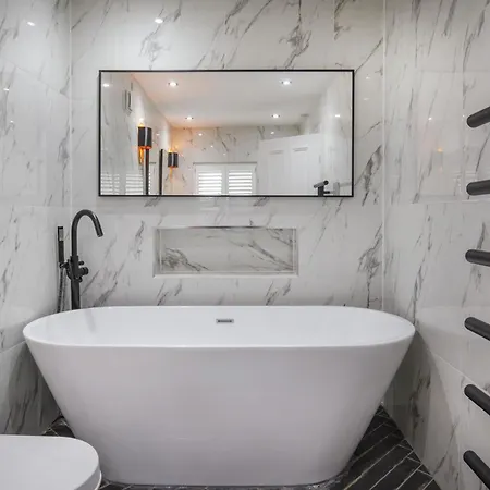 65 Monkgate Sleeps 10 With Parking *