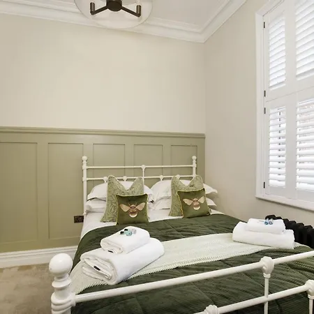 65 Monkgate Sleeps 10 With Parking *