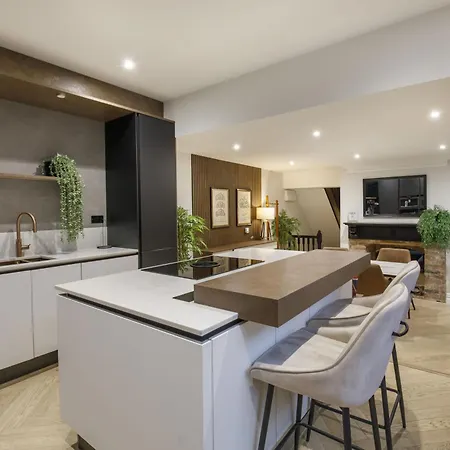 65 Monkgate Sleeps 10 With Parking York