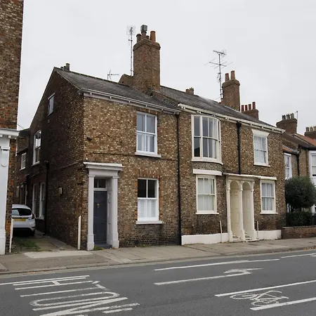 65 Monkgate Sleeps 10 With Parking York
